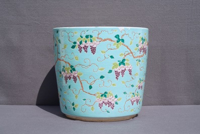 Une grande jardini&egrave;re en porcelaine de Chine de style Dayazhai &agrave; fond turquoise, 19/20&egrave;me